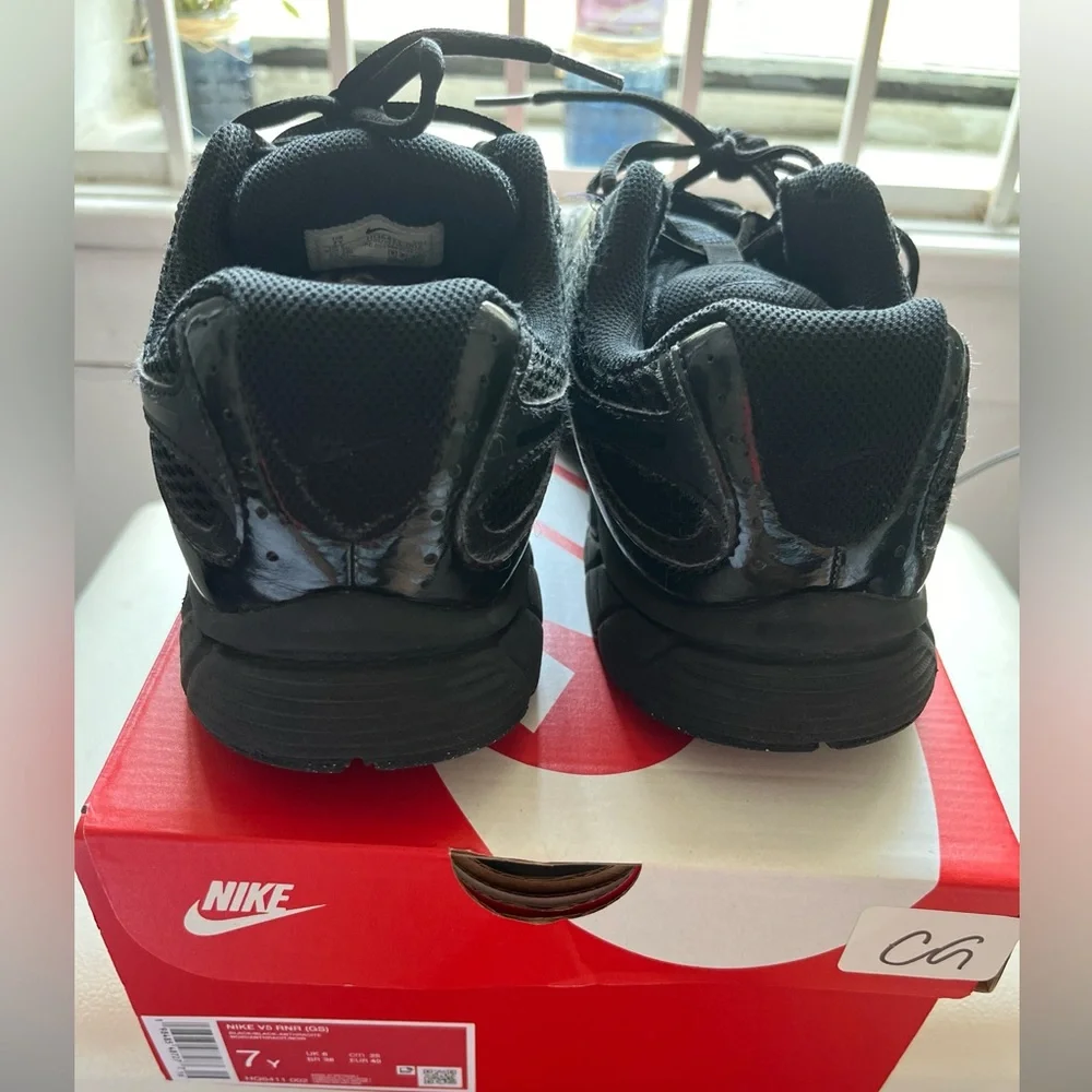 Nike V5 RNR Sneakers- Youth